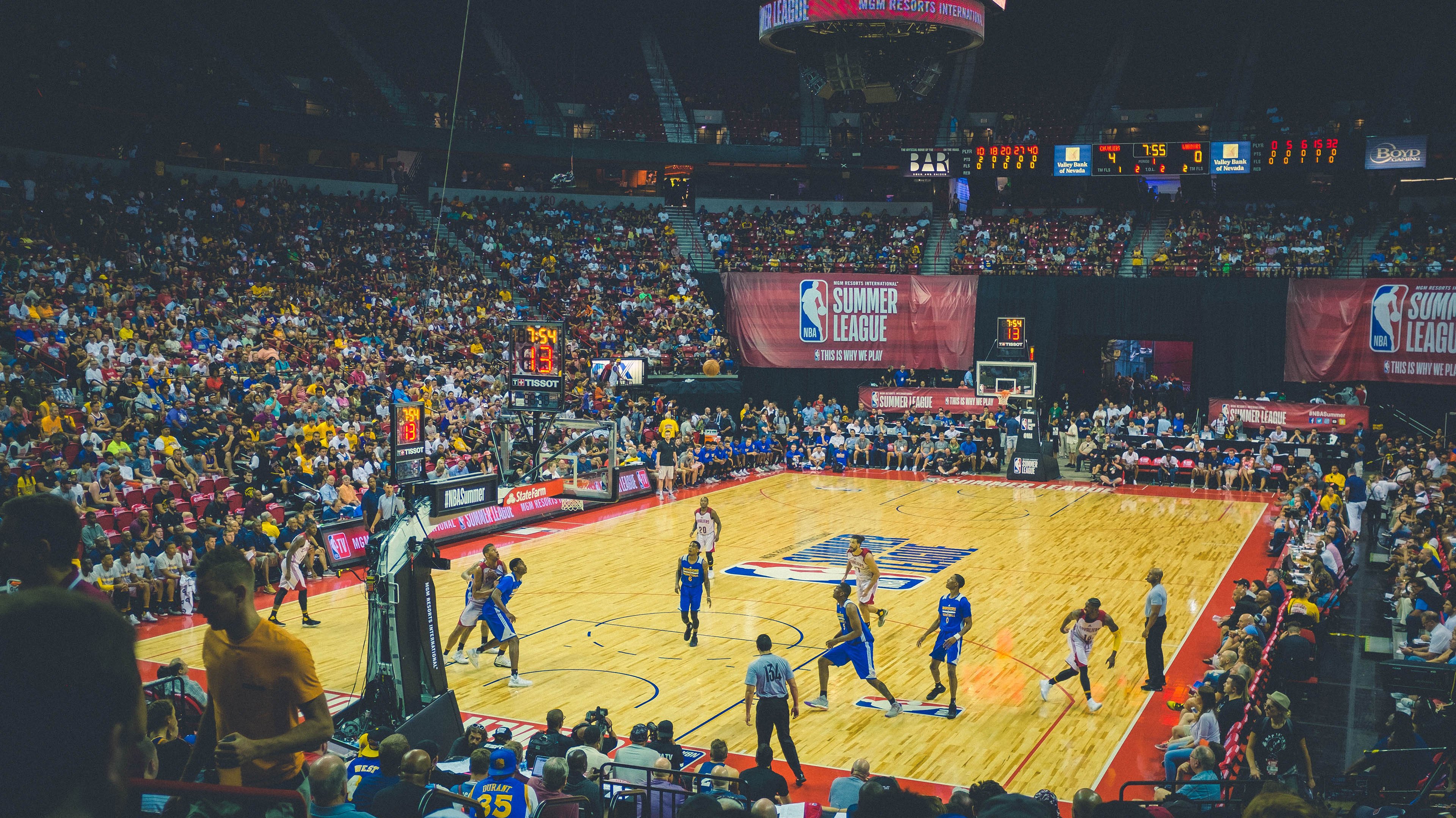 巴特勒连续七场比赛得分超过险胜，巴黎圣日耳曼不断突破！赢得满堂喝彩